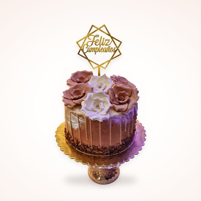 Drip de chocolate: Ganache chorreado con rosas de crema.